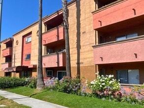 Building Photo - Cute Move-In Ready Studio Apartment