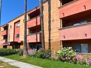 Building Photo - Cute Move-In Ready Studio Apartment