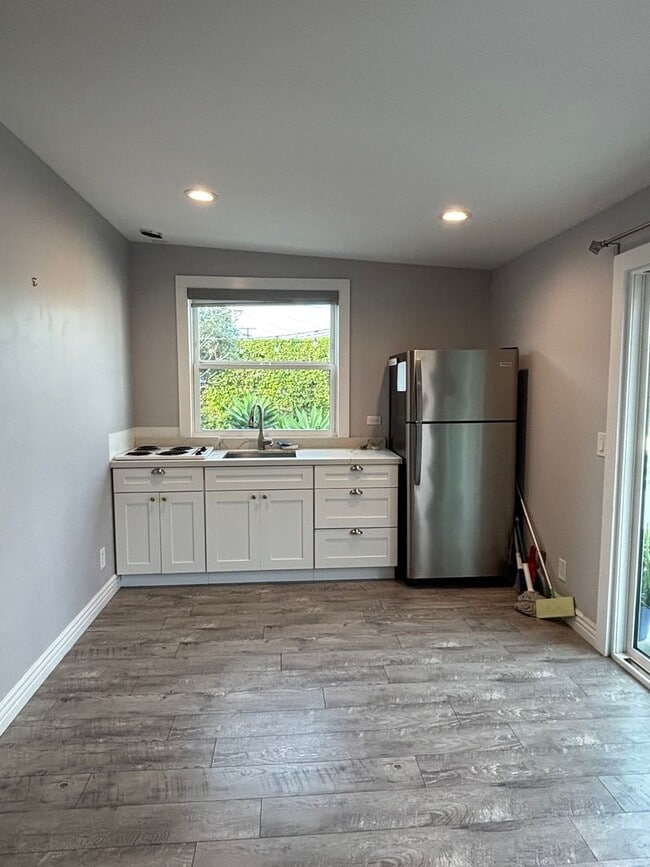 Building Photo - MARKEITNG SPECIAL $500 OFF SECOND MONTHS RENT - Charming & Private Backhouse Studio in Desirable ...