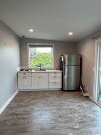 Building Photo - Charming & Private Backhouse Studio in Desirable Long Beach Neighborhood!