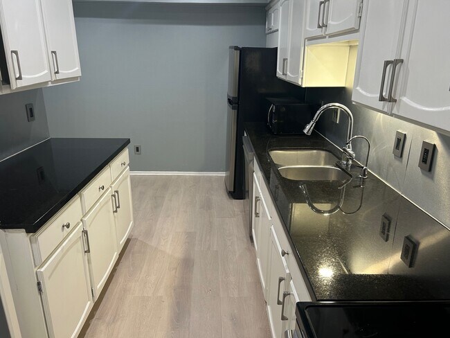 Building Photo - 359 N Post Oak Ln