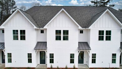 Building Photo - Charming Two-Level Home in The Village