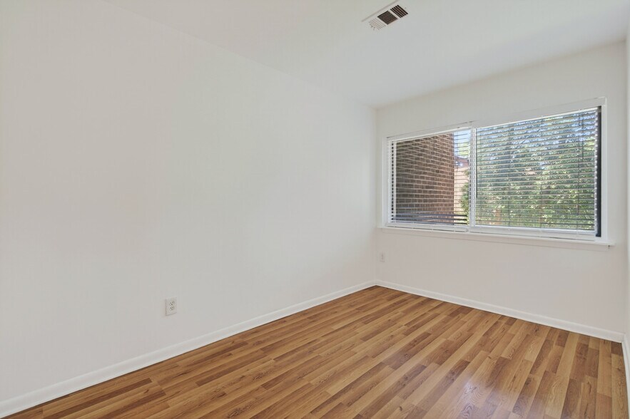 Building Photo - 11260 Chestnut Grove Sq