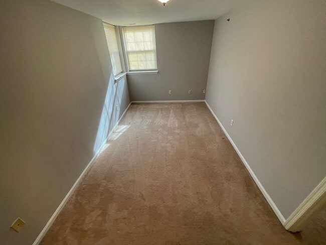 Building Photo - Condo Available in Essex!