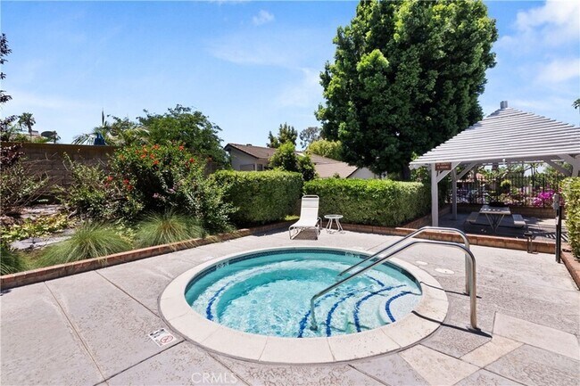 Building Photo - 2655 Victoria Park Dr