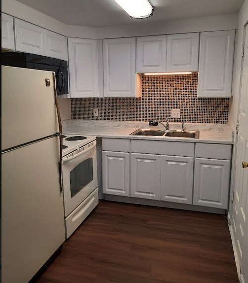 Building Photo - 5830 Balsam Rd