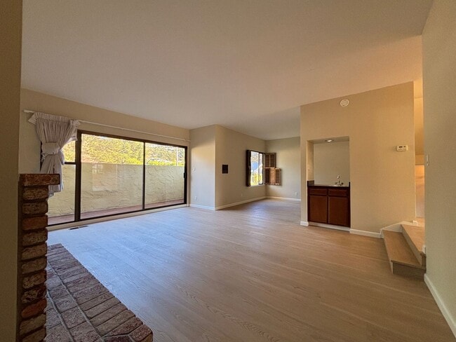 Building Photo - Updated 3BR Townhome in Forest Knolls with parking