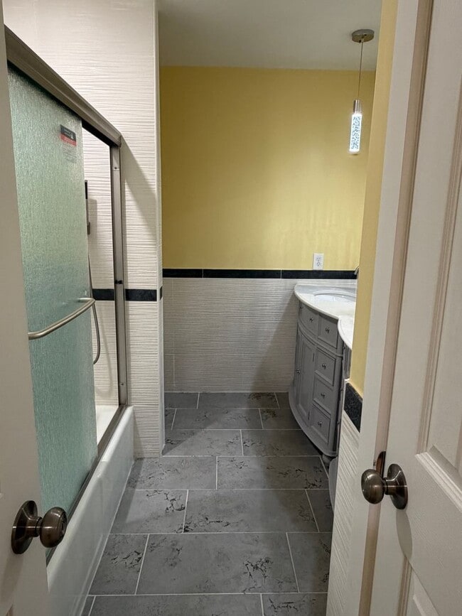 Building Photo - Updated Townhouse on the North End of Hilton Head