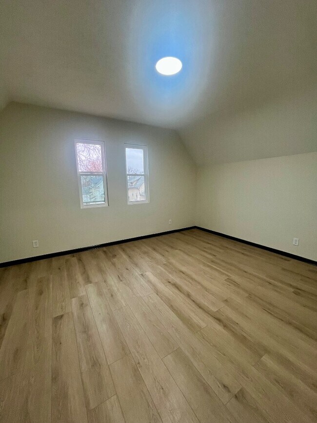 Building Photo - 914 7th Ave