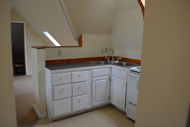 Building Photo - 1353 Highland St