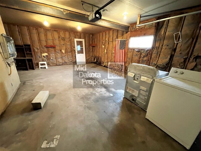 Building Photo - 1000 W 3rd- 5 bedroom, 2 bathroom, Attache...