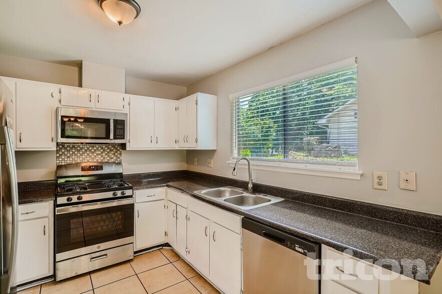 Building Photo - 9980 Lake Forest Way