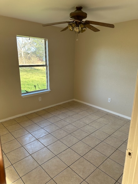 Building Photo - 897 Petit Rd