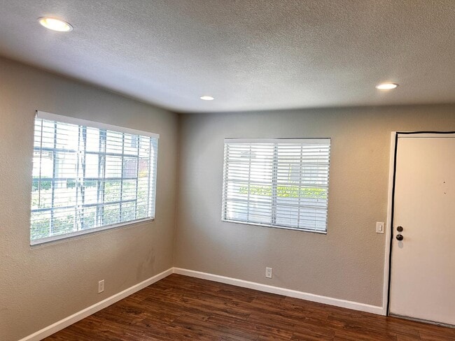 Building Photo - 774 Eastshore Terrace
