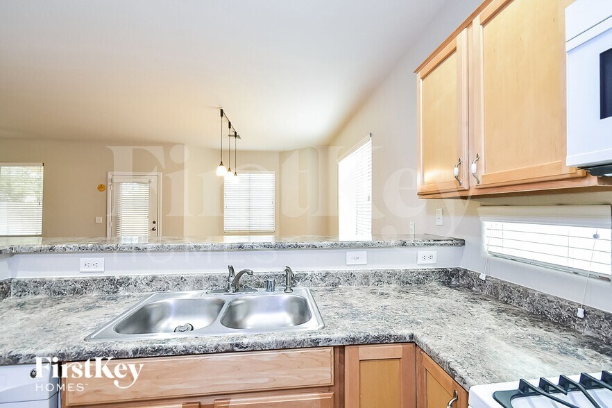 Building Photo - 10832 Avenzano St