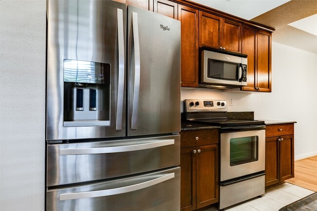 Building Photo - 2255 Braeswood Park Dr