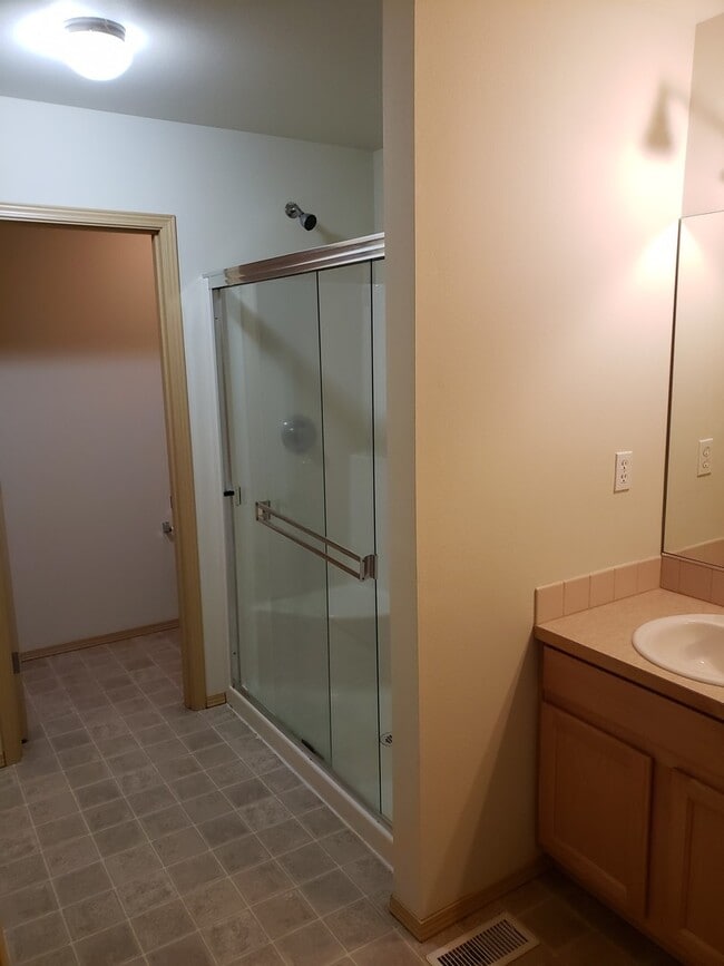 Building Photo - Gem Heights Spaciousness