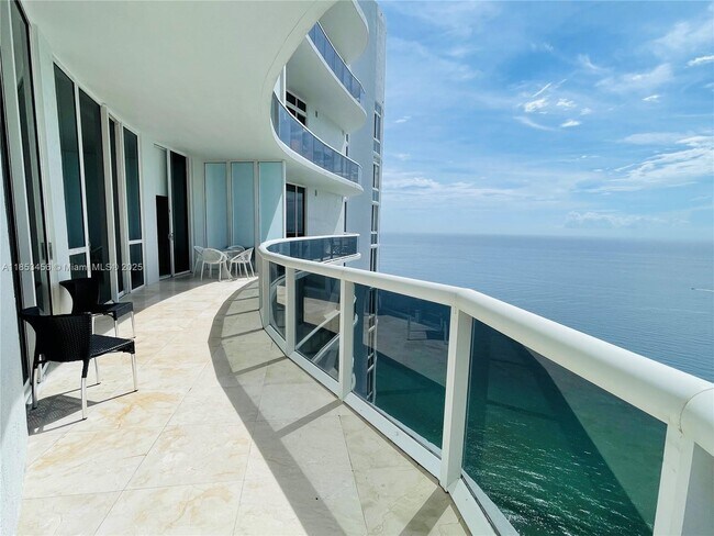 Building Photo - 16001 Collins Ave