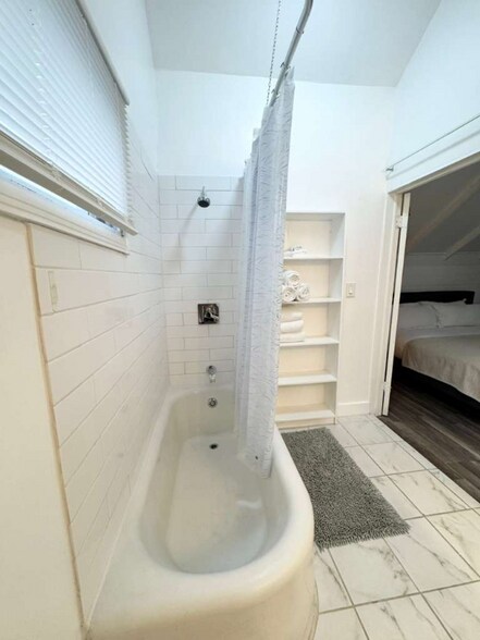 Building Photo - 6026 Barton Ave