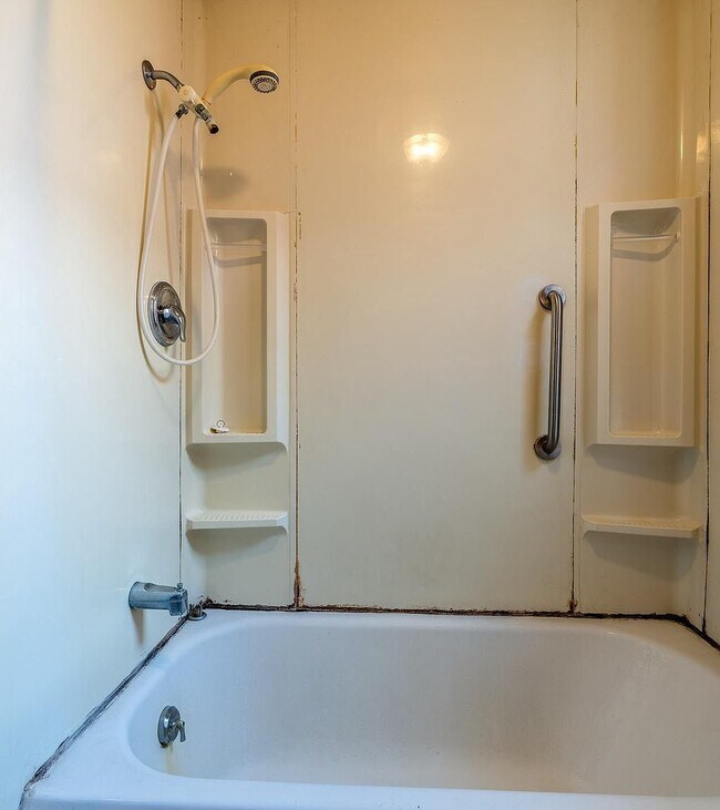 Building Photo - 524 Howard Ave