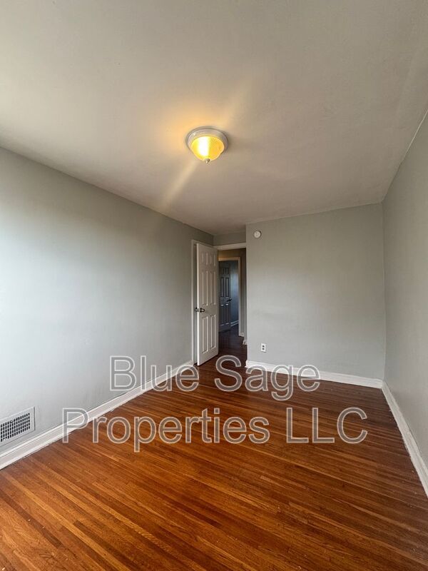 Building Photo - 2304 Bond Ave