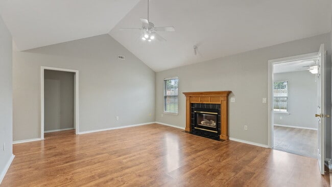 Building Photo - "Homey 3-Bedroom Retreat with 2 Full Baths...