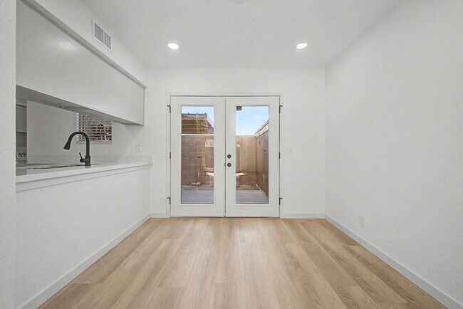 Building Photo - Remodeled 3BR End Unit Townhome in South Tempe | Private Yard + Covered Parking