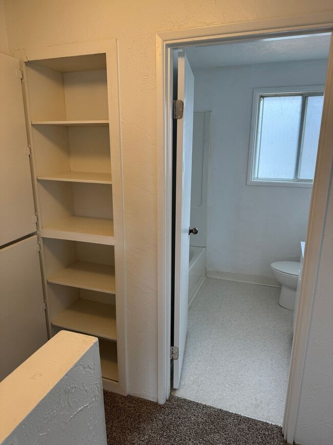 Building Photo - 2 bed 1 1/2 bath duplex in Springfield!