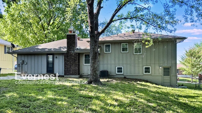 Building Photo - 3-Bedroom Home with Modern Amenities and C...