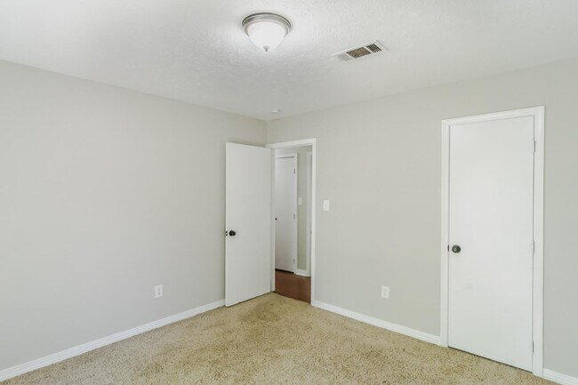 Building Photo - 703 Parker Dr