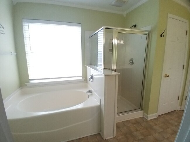 Building Photo - 565 Batty Way