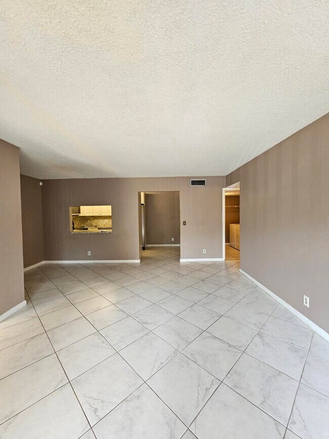 Building Photo - 724 Sunny Pine Way