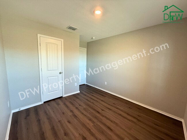 Building Photo - Modern 4-Bedroom Home with Island Kitchen & Spacious Backyard in Princeton!