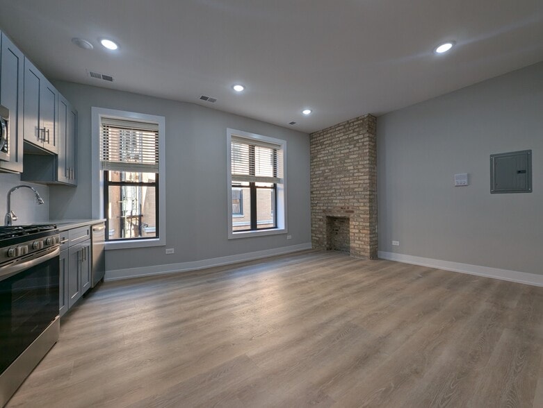 Building Photo - 440 W Belden Ave