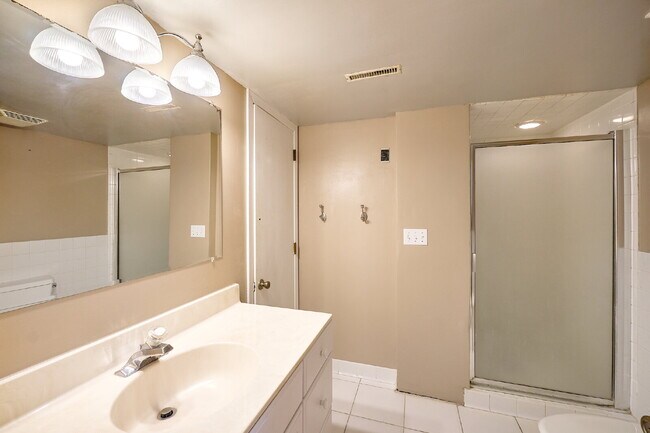 Building Photo - 5 Bedroom Chanhassen Home with fully fenced backyard, basketball court, garden beds.  Fabulous Ho...