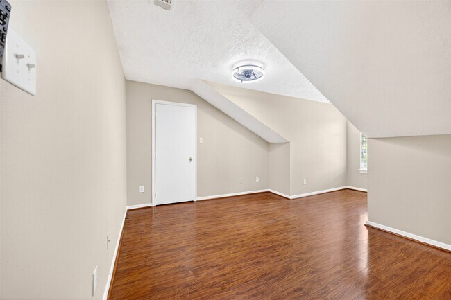 Building Photo - 15014 Middle Oaks Blvd