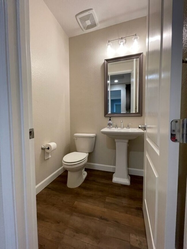 Building Photo - 3 Bedroom 2 Bathroom