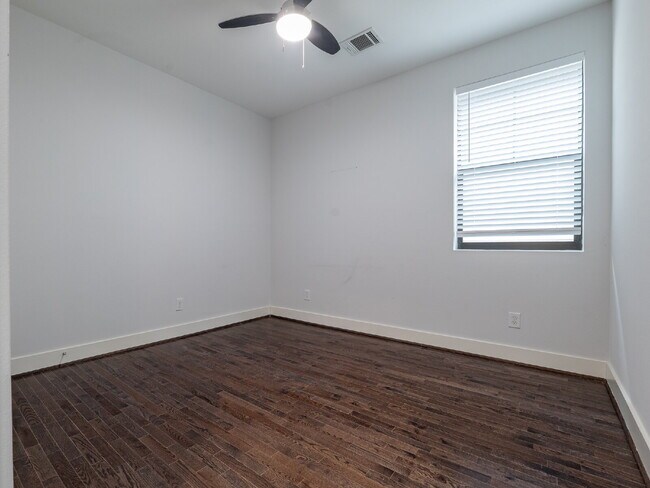 Building Photo - "Charming 4-Bed Houston Haven with Elegance on East 32nd Street!"