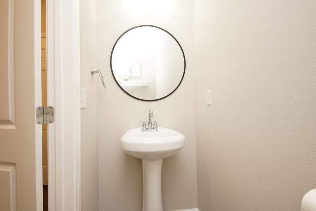 Building Photo - Great Location in Fort Walton Beach Near Bases and Hospital.