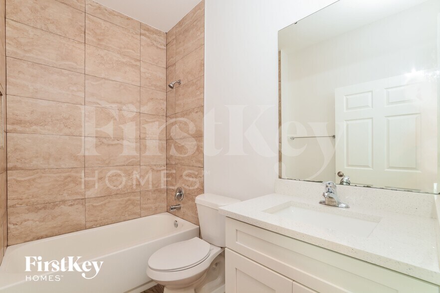 Building Photo - 1050 E Lombardy Dr