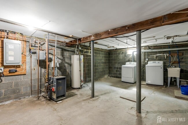 Building Photo - 372 Seneca Ave
