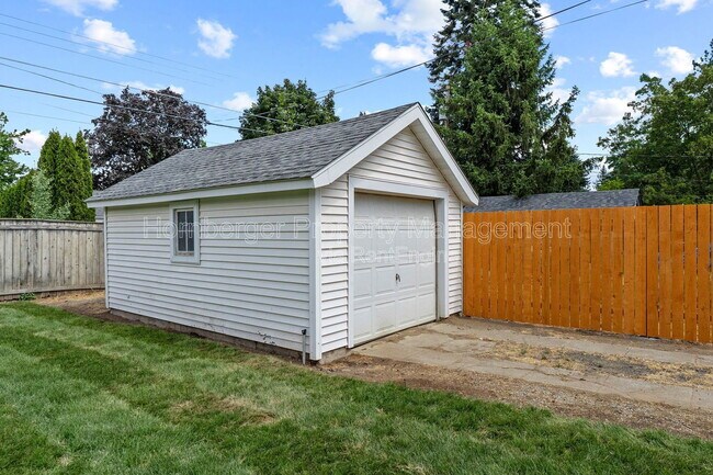 Building Photo - 807 E 40th Ave