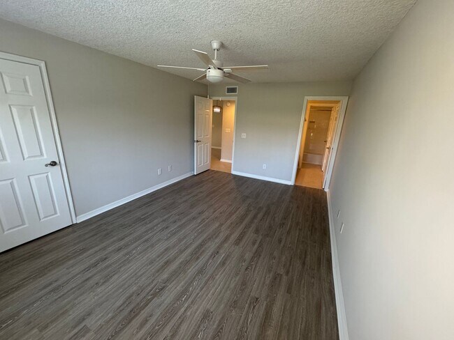 Building Photo - Spacious Two Bedroom Two Bath Condo in Pon...