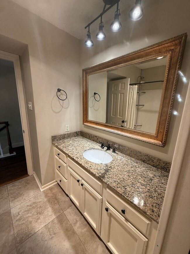 Building Photo - Beautiful 2 Bedroom Townhome off Jefferson