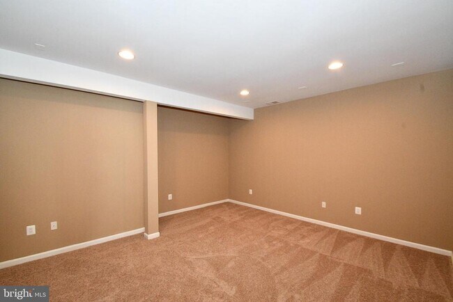 Building Photo - 9 Latham Ln