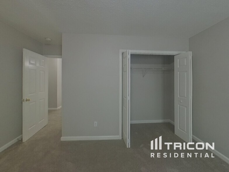 Building Photo - 1005 Aderley Oak Dr