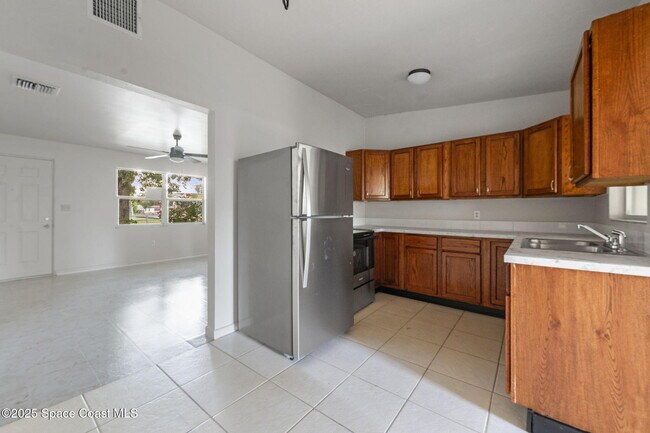 Building Photo - 418 N Fiske Blvd