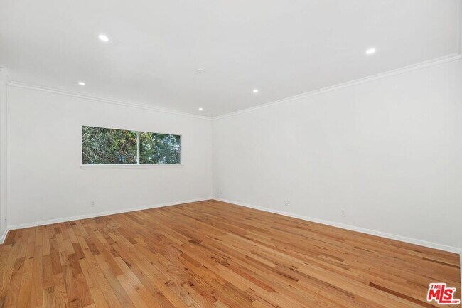 Building Photo - 517 Elm Dr