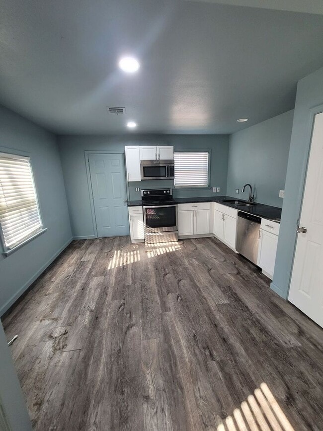 Building Photo - 555 E Harmon Dr