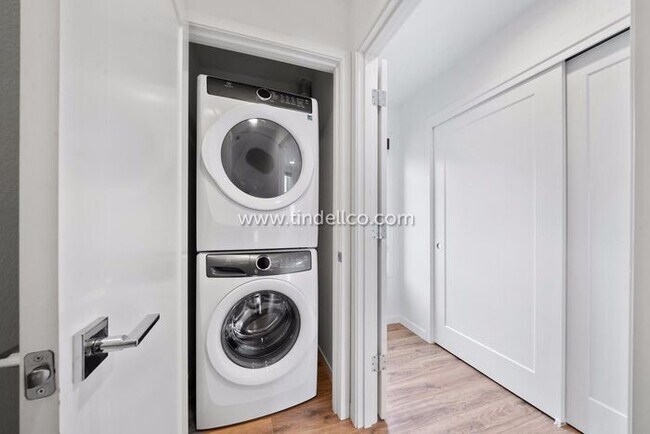 Building Photo - Modern Townhome Apartment in the heart of Hosford-Abernethy - W/S/G Included!